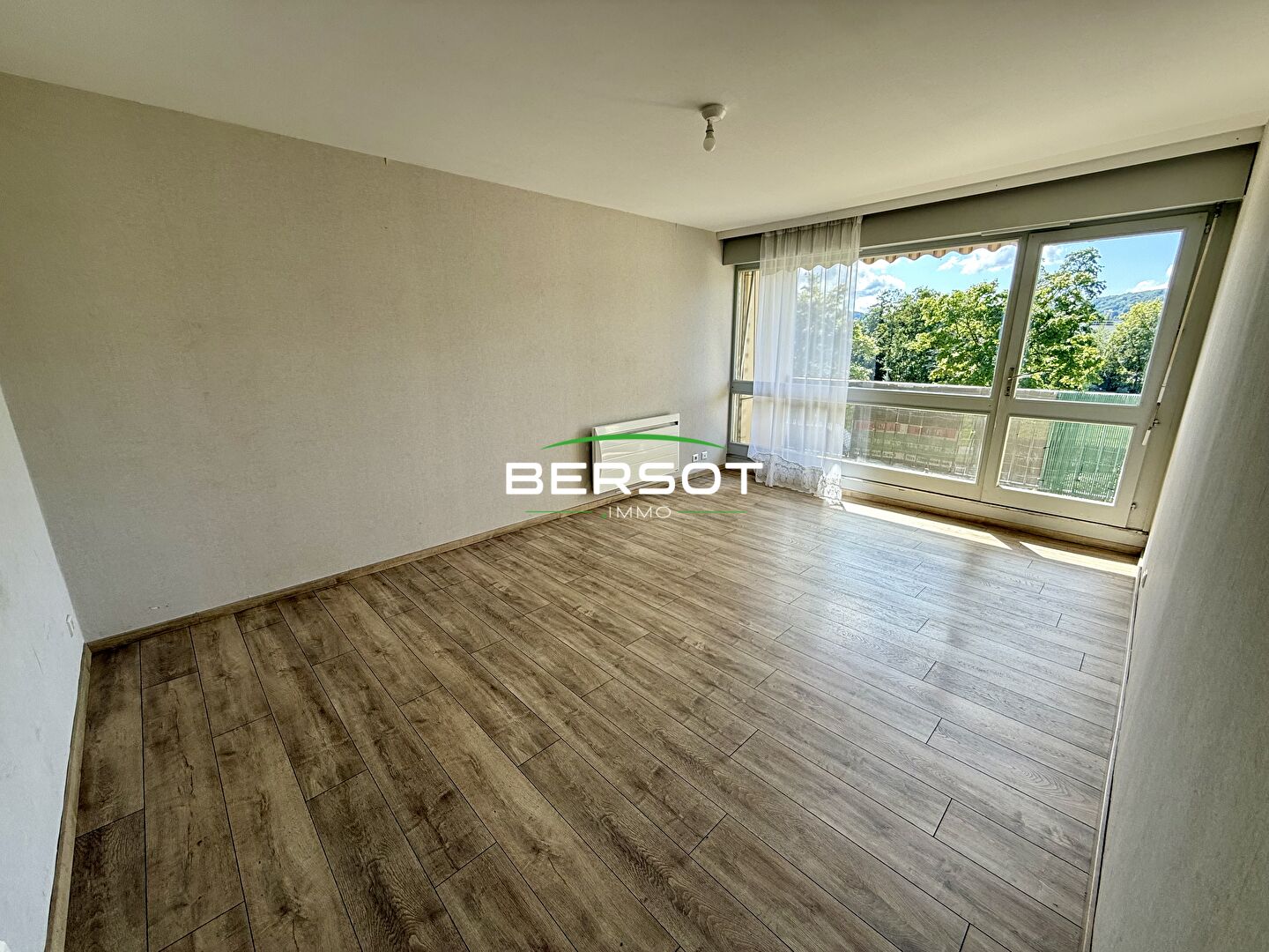 Appartement T2 avec balcons et place de stationnement