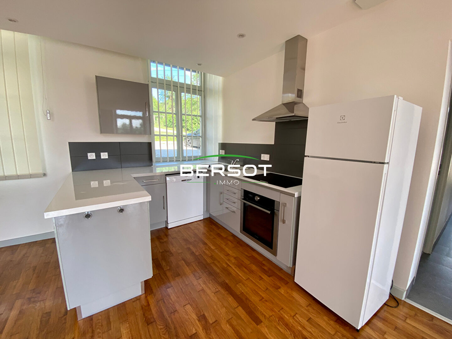 Photo Appartement T3 avec terrasse et cave proche de RIOZ image 2/6