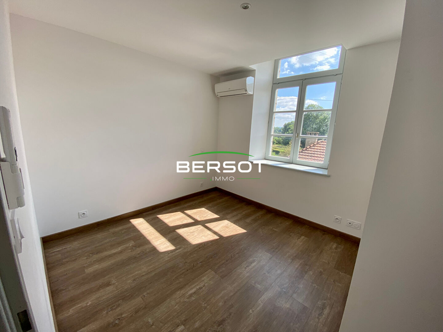 Photo Appartement T3 avec terrasse et cave proche de RIOZ image 3/6