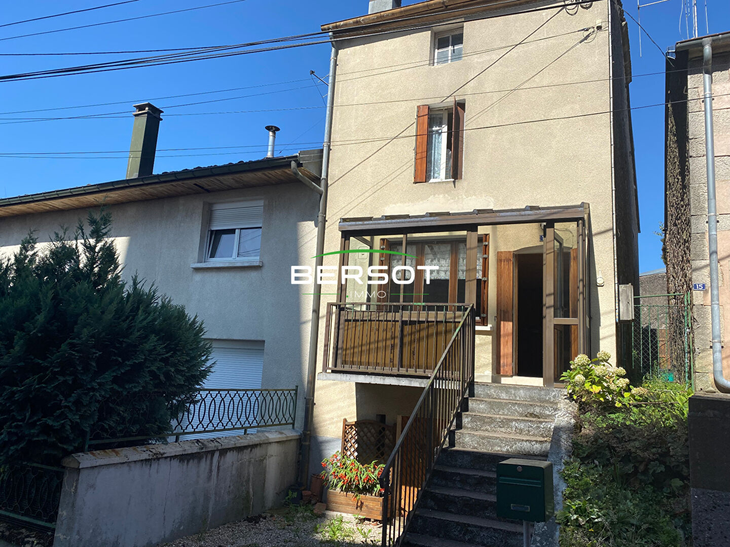 Photo maison de village avec terrasse image 1/4