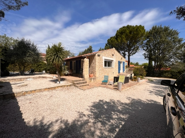 Photo Villa Saint-Maximin 115 m² sur une parcelle de terrain de 1611 m² + garage + atelier + cuisine été image 2/6