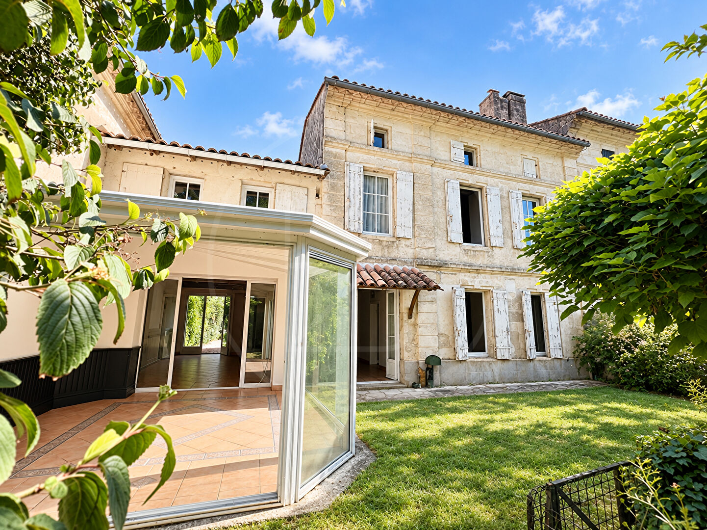 Maison en pierre dans un village en bord de rivière