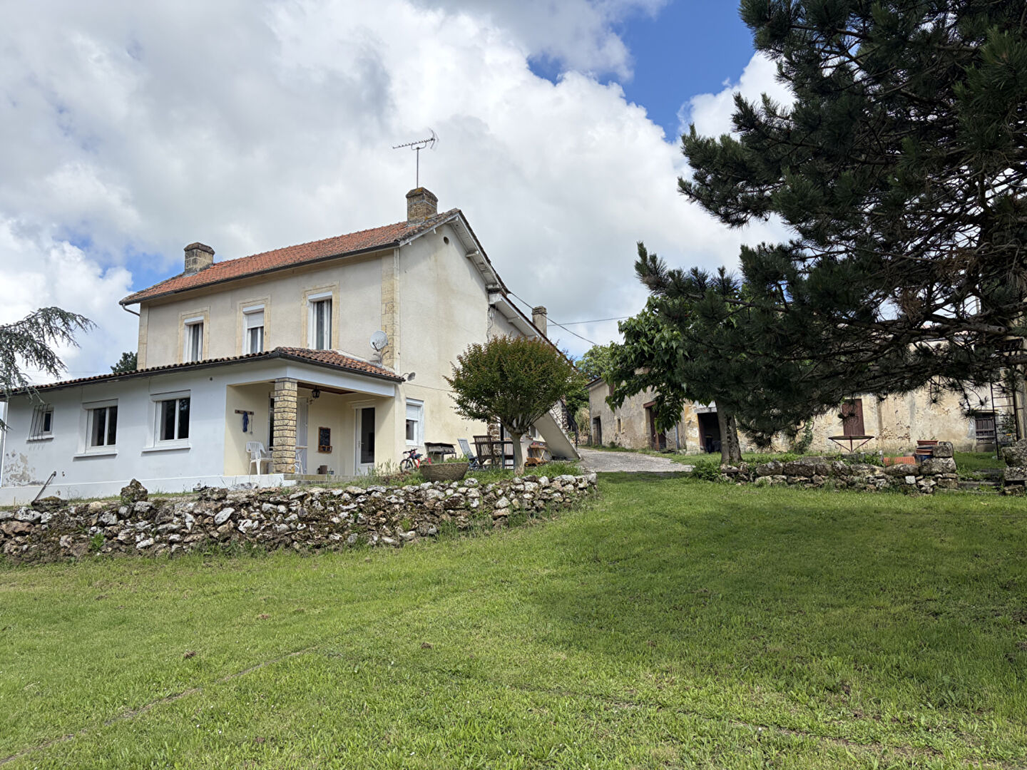 Maison en pierre avec dépendances et deux T3