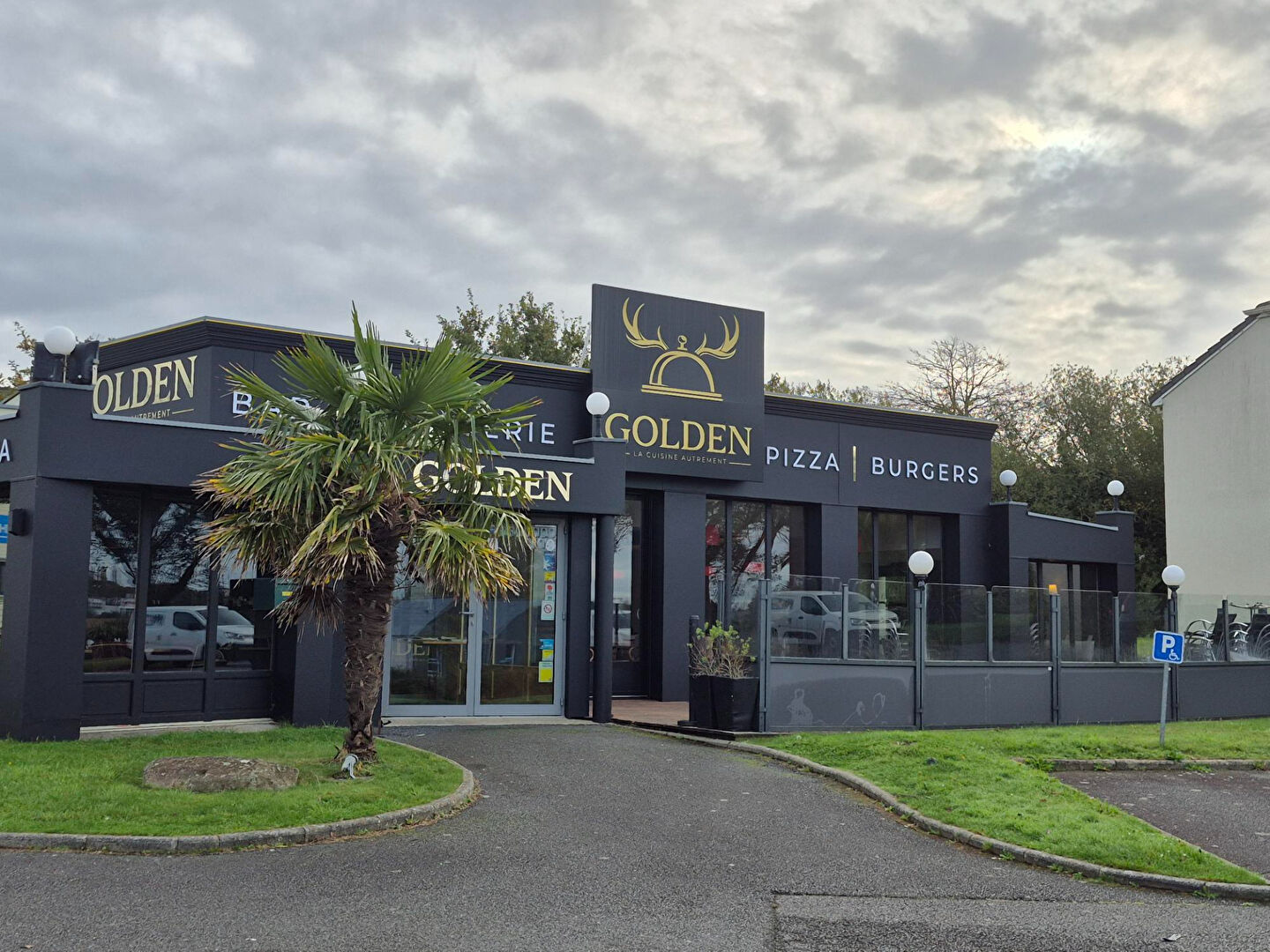 RESTAURANT / FONDS DE COMMERCE A VENDRE A LANNION PROCHE DE PERROS GUIREC