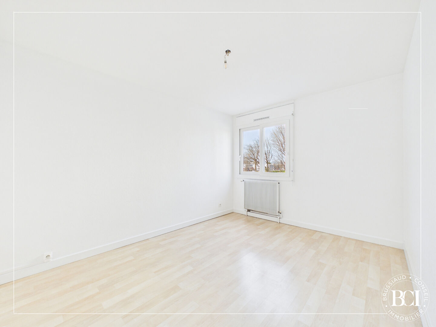 T3 de 88 m² en rez-de-jardin avec grande terrasse et vue dégagée sur le Vercors et Belledonne.