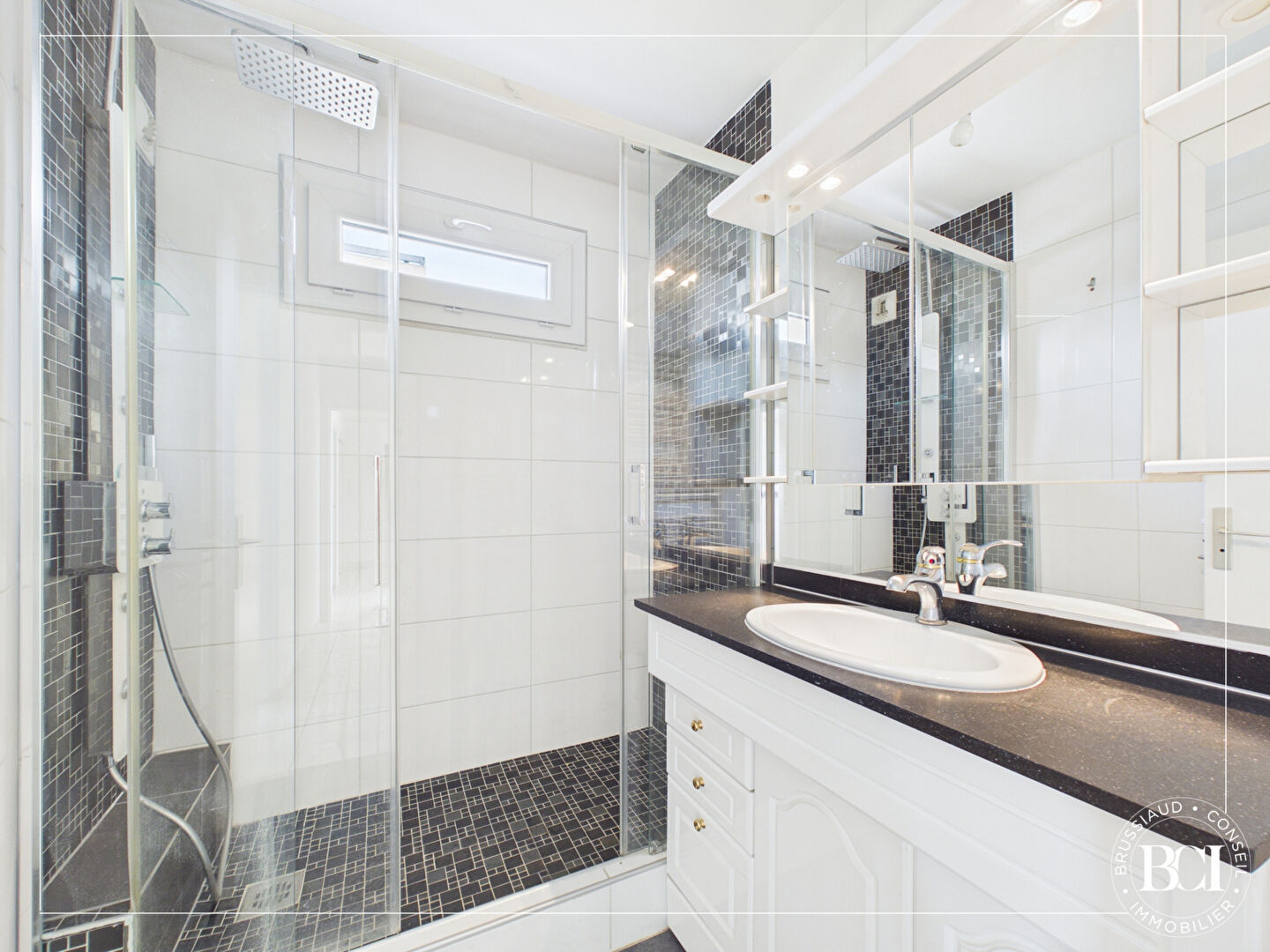 T3 de 88 m² en rez-de-jardin avec grande terrasse et vue dégagée sur le Vercors et Belledonne.
