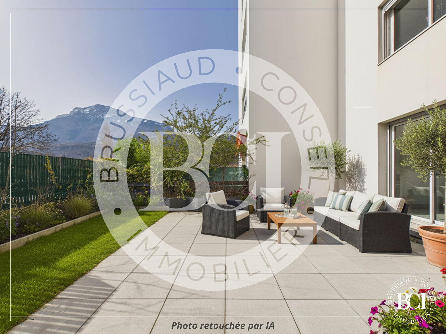 T3 de 88 m² en rez-de-jardin avec grande terrasse et vue dégagée sur le Vercors et Belledonne.