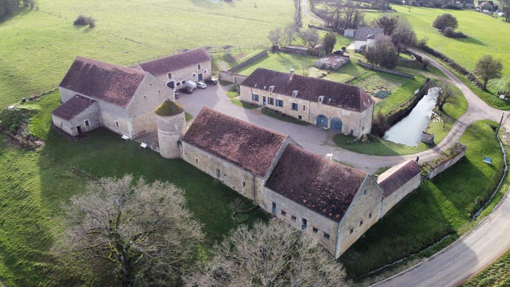 Demeure historique  PRECY-SOUS-THIL composée de 15 pièce(s) 390 m2 et 950 m² de dépendances.