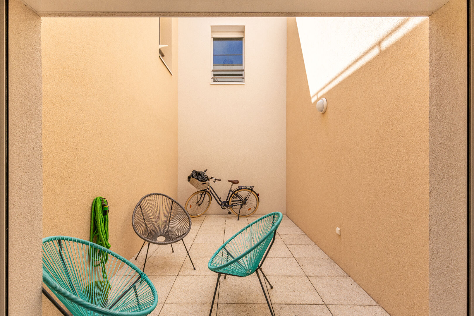 Photo Grand Duplex de type 4 - 87m2 - RENNES - Extérieurs, stationnement et cave. image 2/5