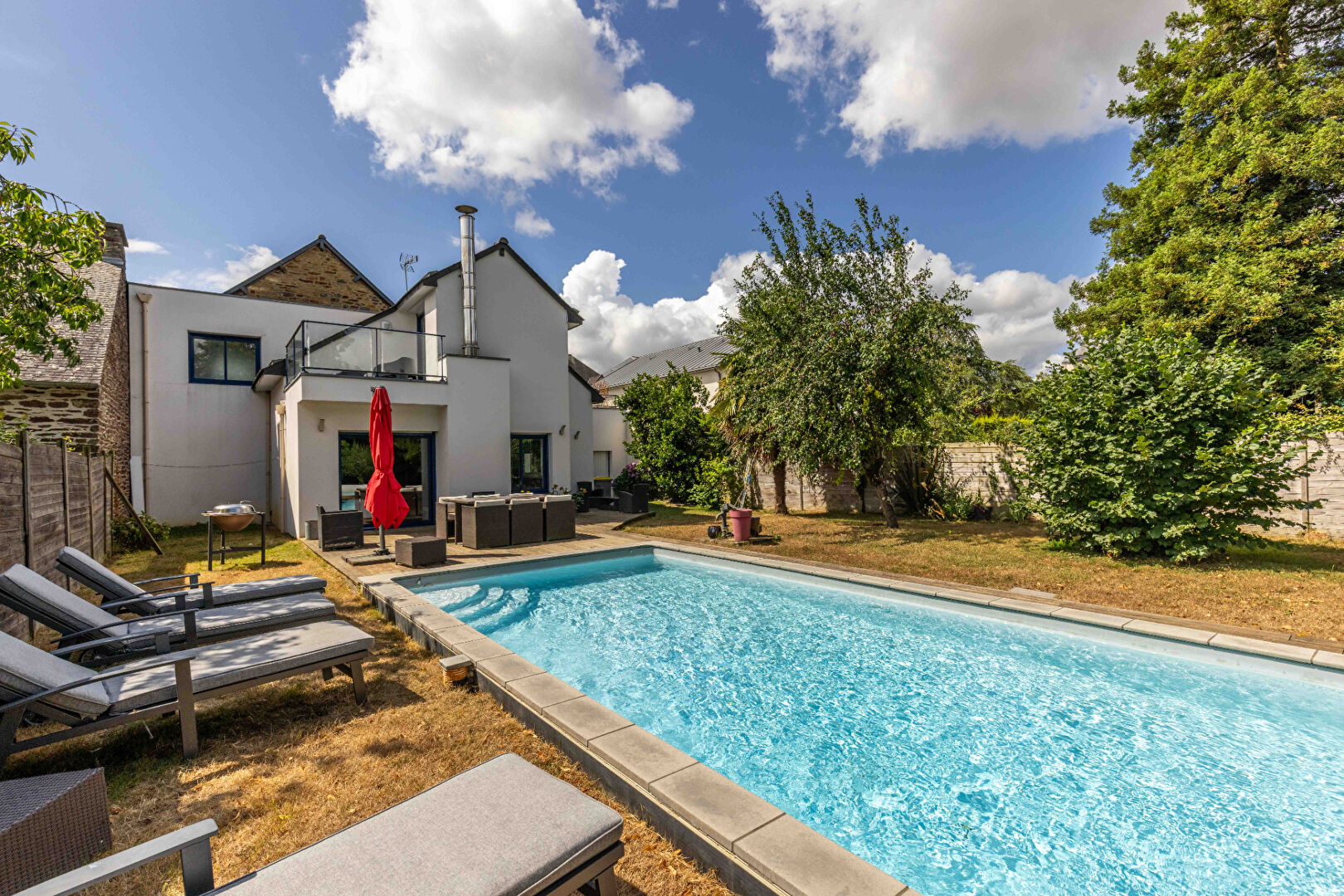 MAISON MODERNE ET PIERRE  de 194 m² AVEC PISCINE -