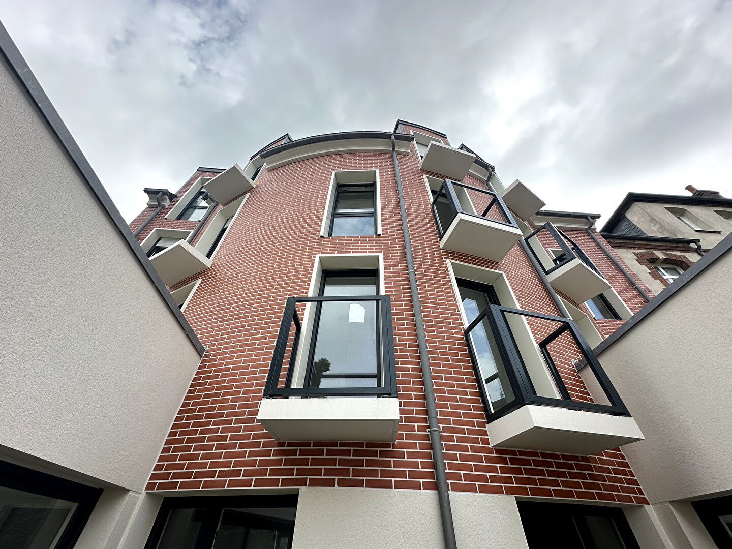 Photo APPARTEMENT TYPE 1 DUPLEX 39.91M2 - PLACE HOCHE - FAC DE DROIT - CENTRE VILLE - image 2/2