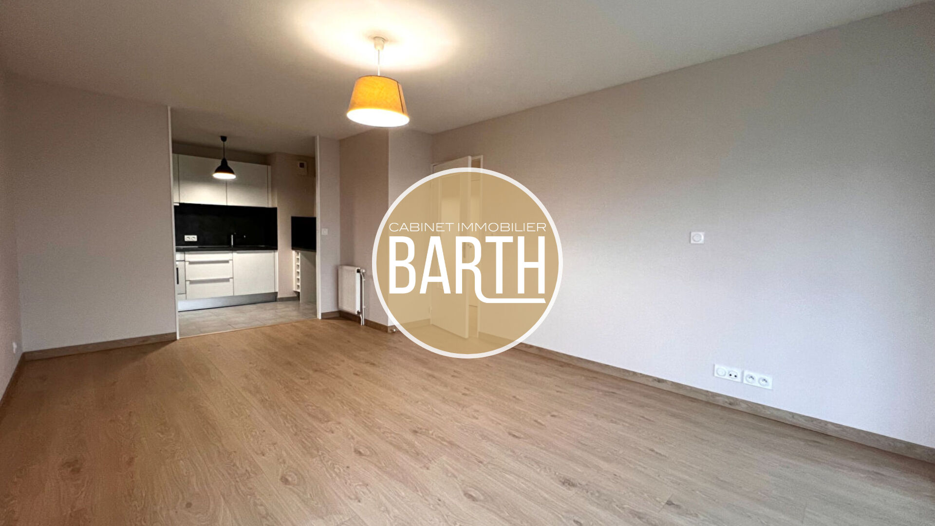 Un grand T2 - Courrouze - Place de parking et cave