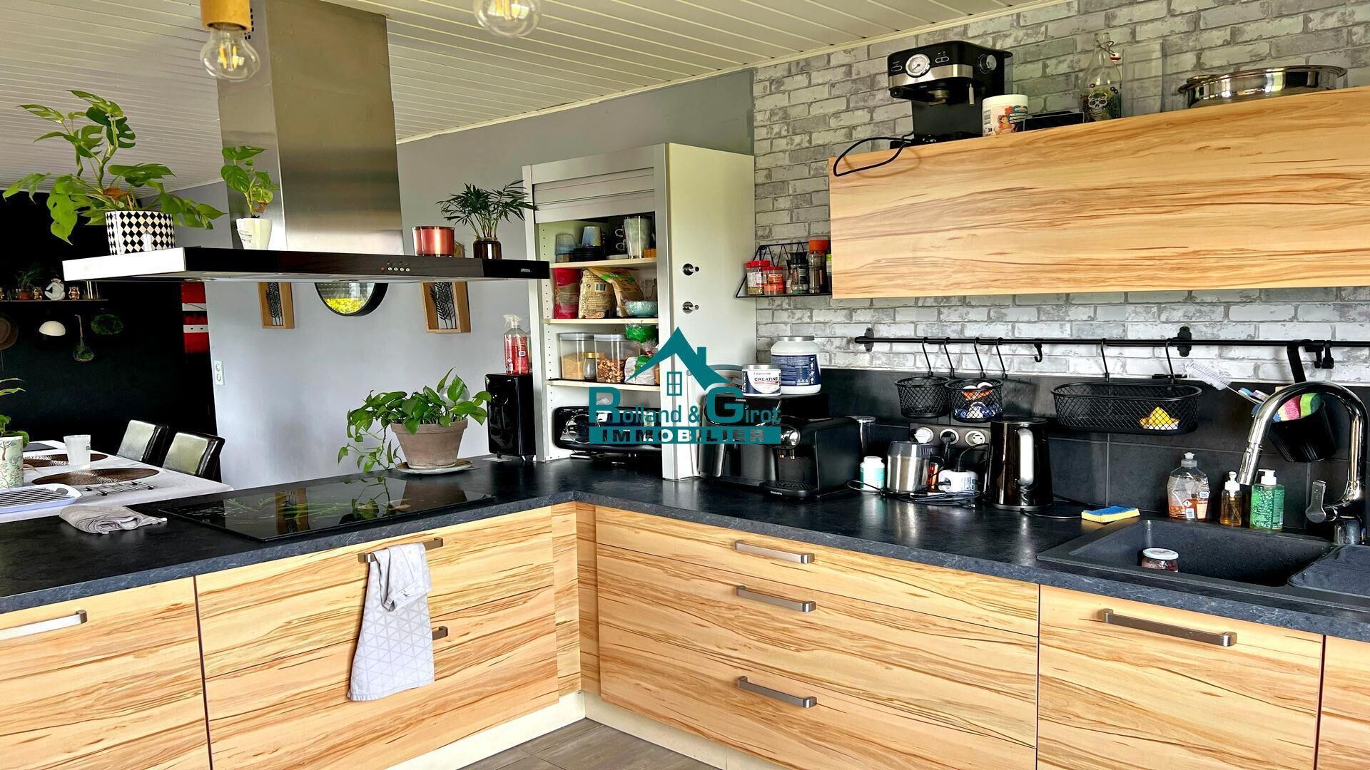 Photo Maison de campagne rénovée avec goût, intérieur moderne image 3/6