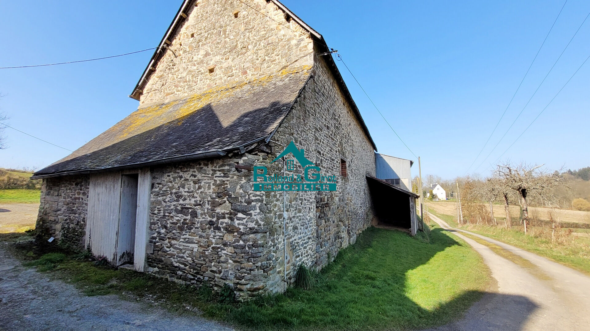 GRANGE À RÉNOVER EN CAMPAGNE - LA BOUEXIÈRE