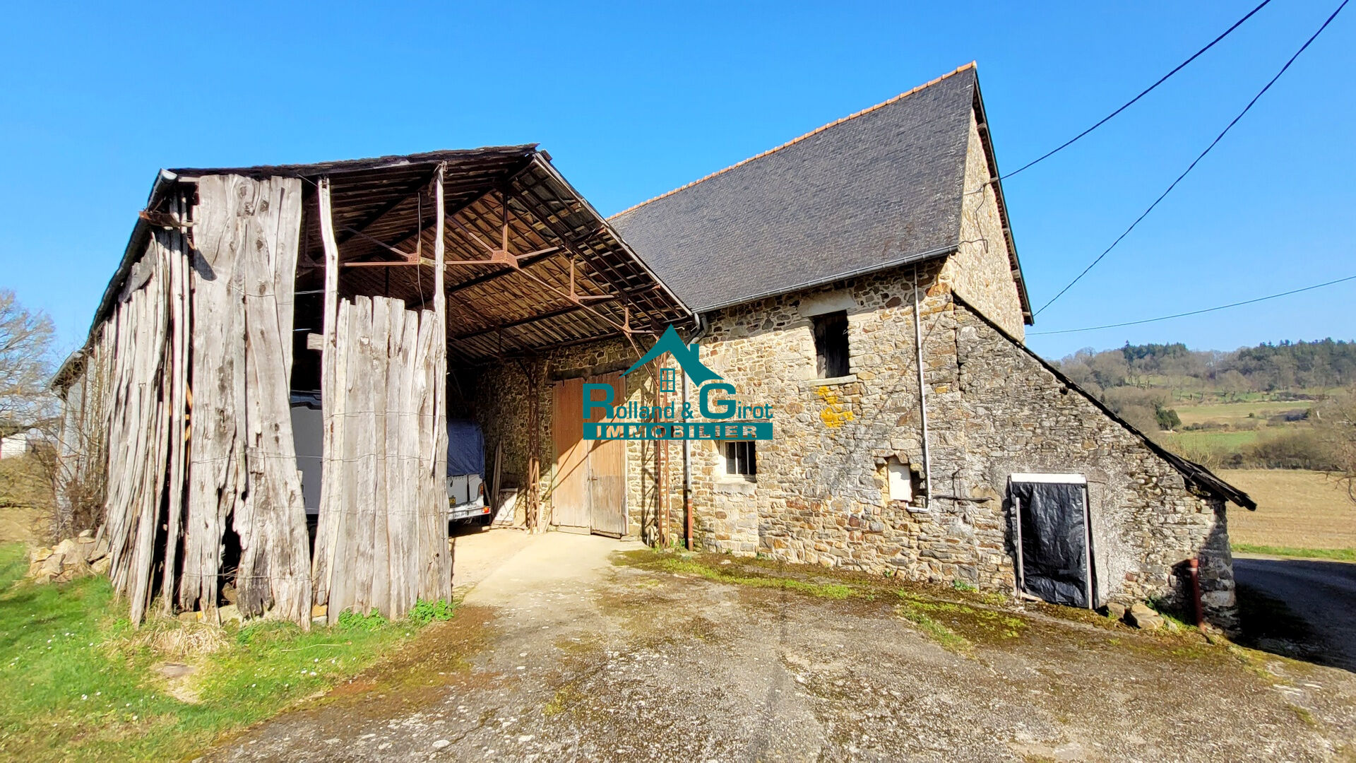 GRANGE À RÉNOVER EN CAMPAGNE - LA BOUEXIÈRE