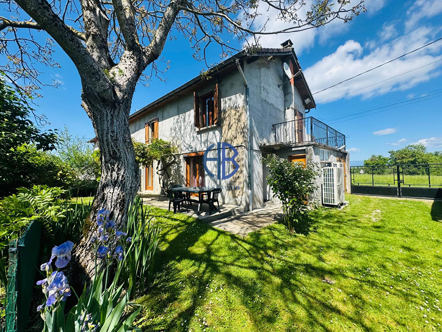 PROPRIÉTÉ UNIQUE: maison familiale avec fort potentiel locatif dans un cadre verdoyant !