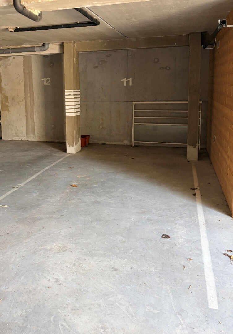 Place de parking dans garage clos