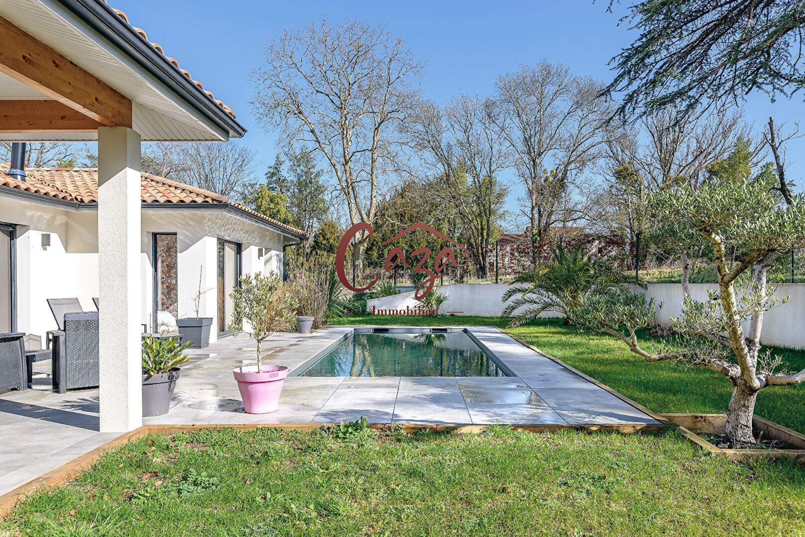 Villa contemporaine de plain-pied avec piscine