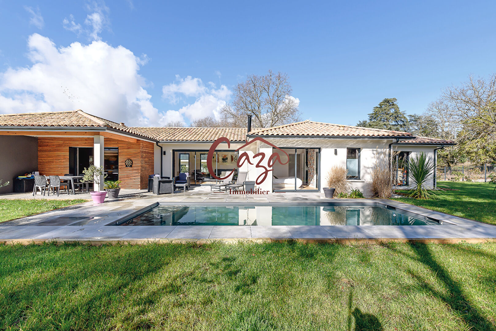 Photo Villa contemporaine de plain-pied avec piscine image 2/6
