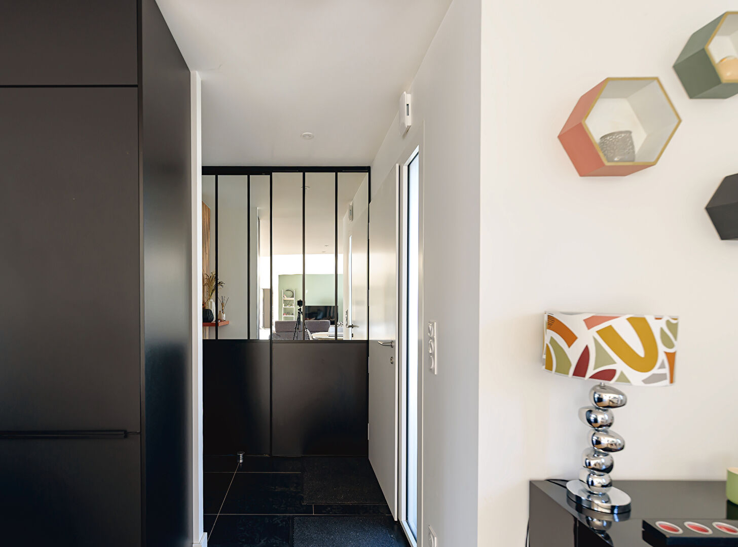 Photo Villa contemporaine de plain-pied avec piscine image 3/6