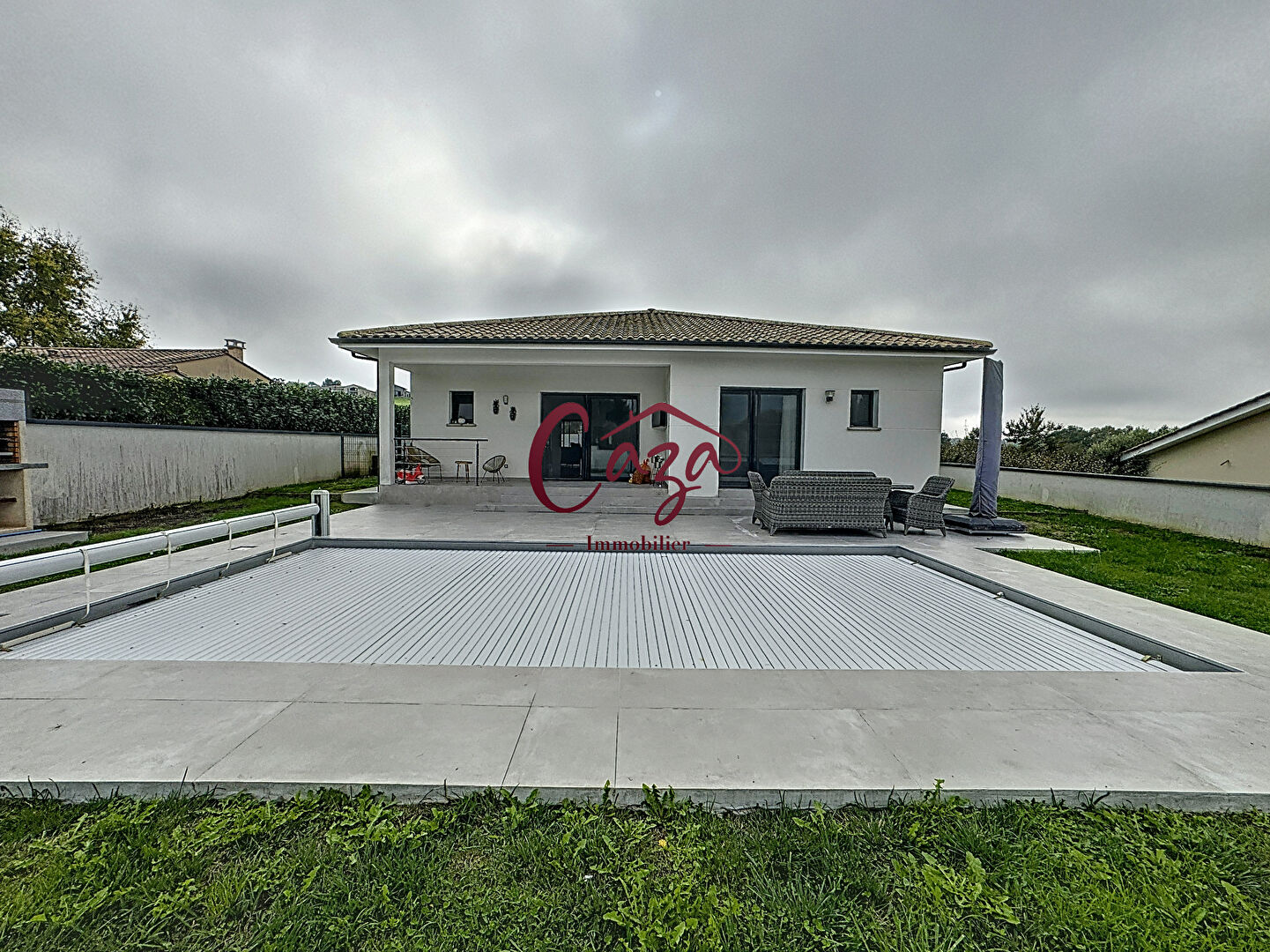 Photo Villa récente avec pisicne image 1/6