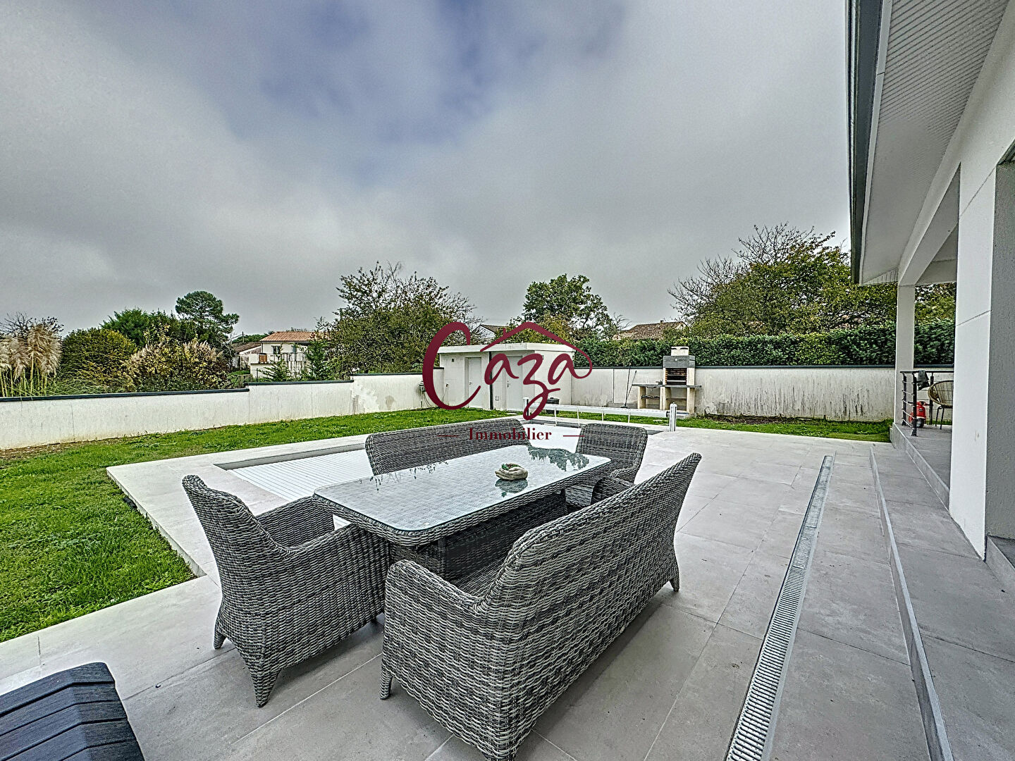 Photo Villa récente avec pisicne image 2/6