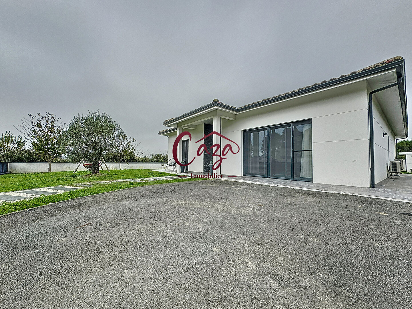 Photo Villa récente avec pisicne image 3/6