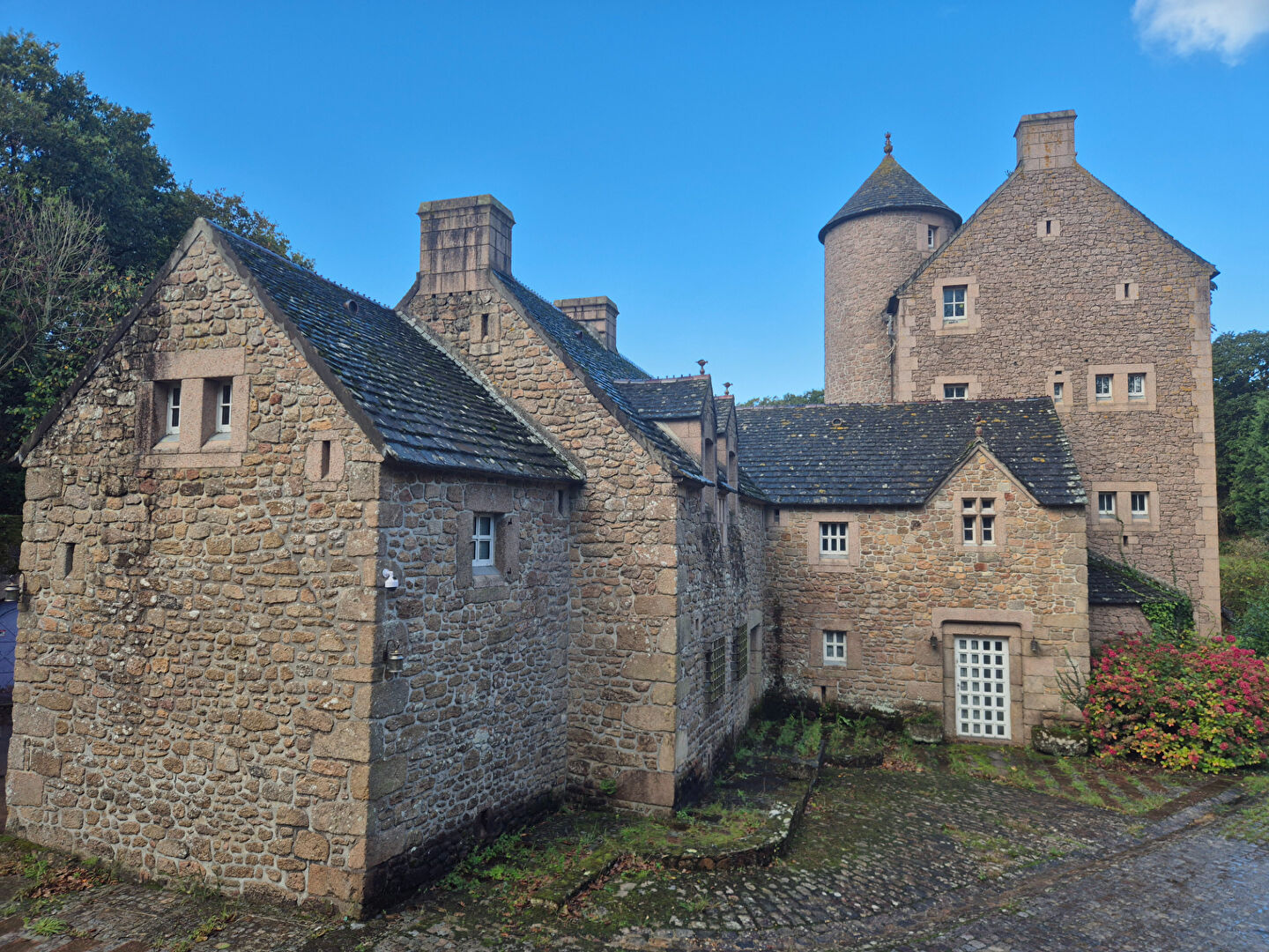 Ancien moulin fin XVIIIème siècle avec son donjon et ses 7 hectares de terre !