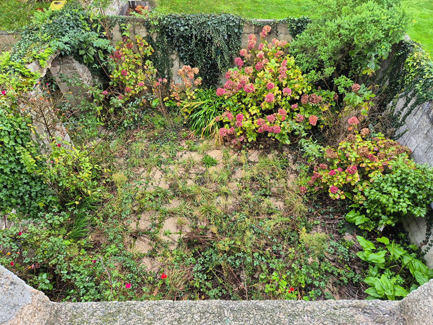 Photo Charmante maison en pierres avec garage et double-terrasse ! image 2/6