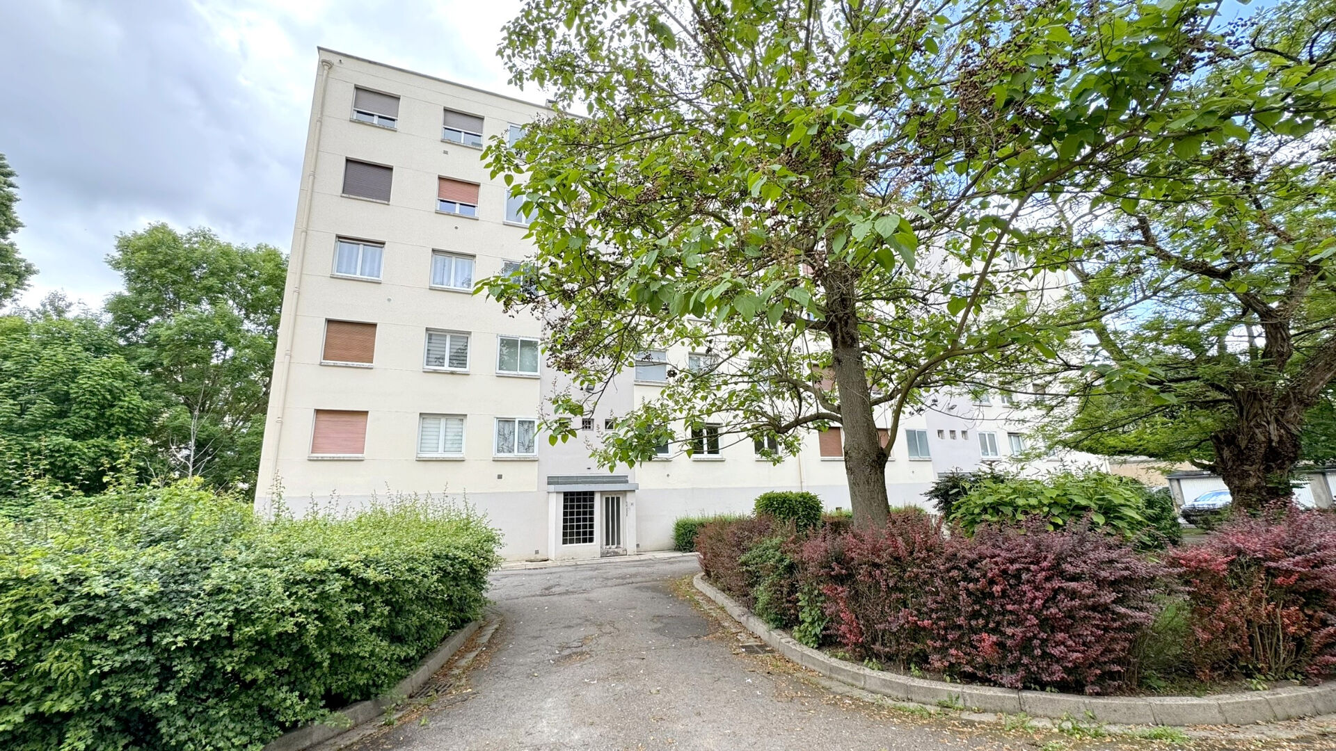 NANCY QUARTIER SAURUPT APPARTEMENT T4  TRAVERSANT ET LUMINEUX