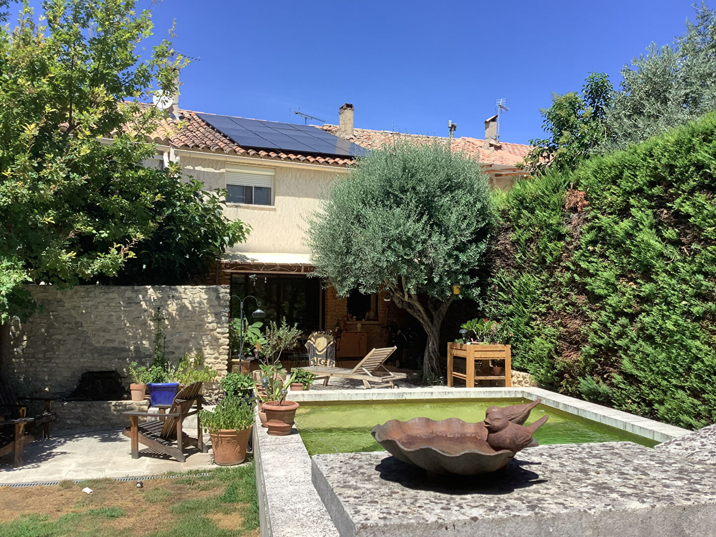 Maison de ville en pierres avec jardin et piscine
