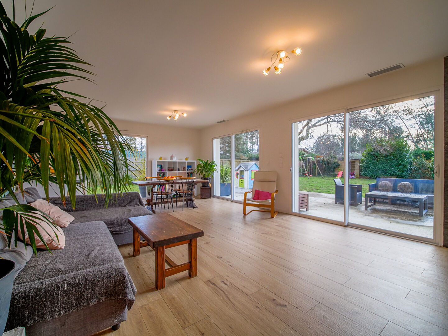 Photo Maison lumineuse contemporaine en lisière de forêt image 2/6