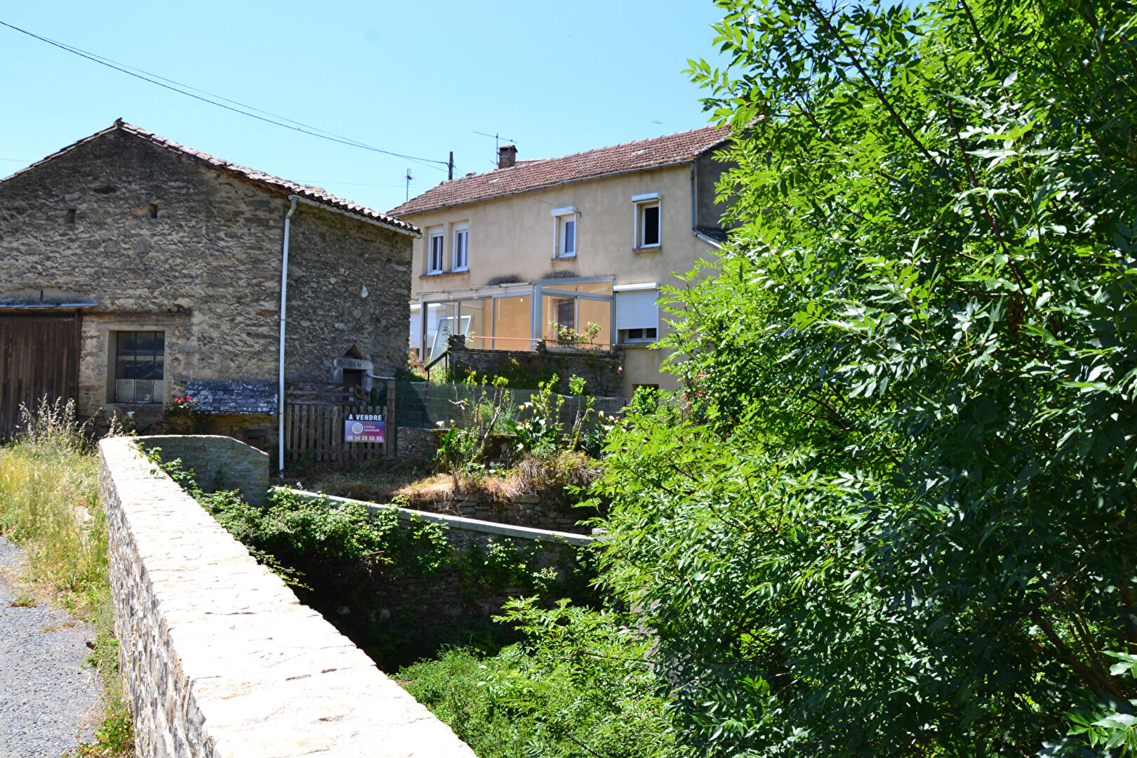 Courniou Hérault dans joli hameau maison T5 avec cour et  bâtisse en pierre