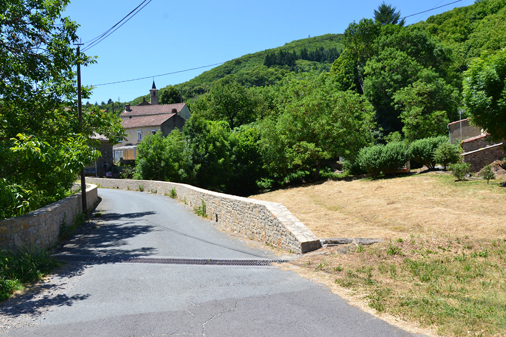 Photo Courniou Hérault dans joli hameau maison T5 avec cour et  bâtisse en pierre image 2/6