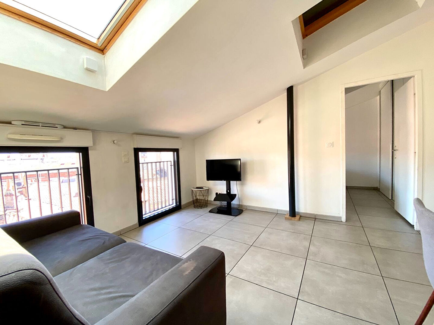 Photo T2 de 51m2 au sol en dernier étage à Jeanne d'Arc dans un immeuble de 2015 ! image 2/6