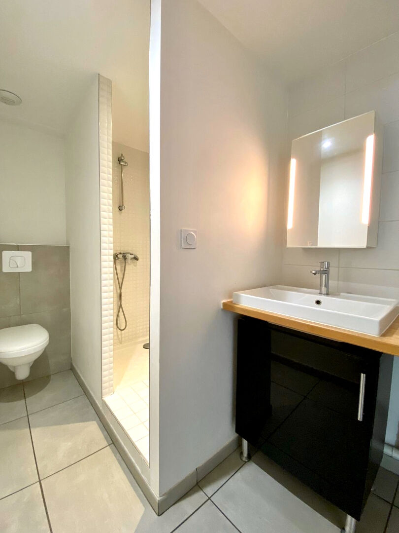 Photo T2 de 51m2 au sol en dernier étage à Jeanne d'Arc dans un immeuble de 2015 ! image 5/6