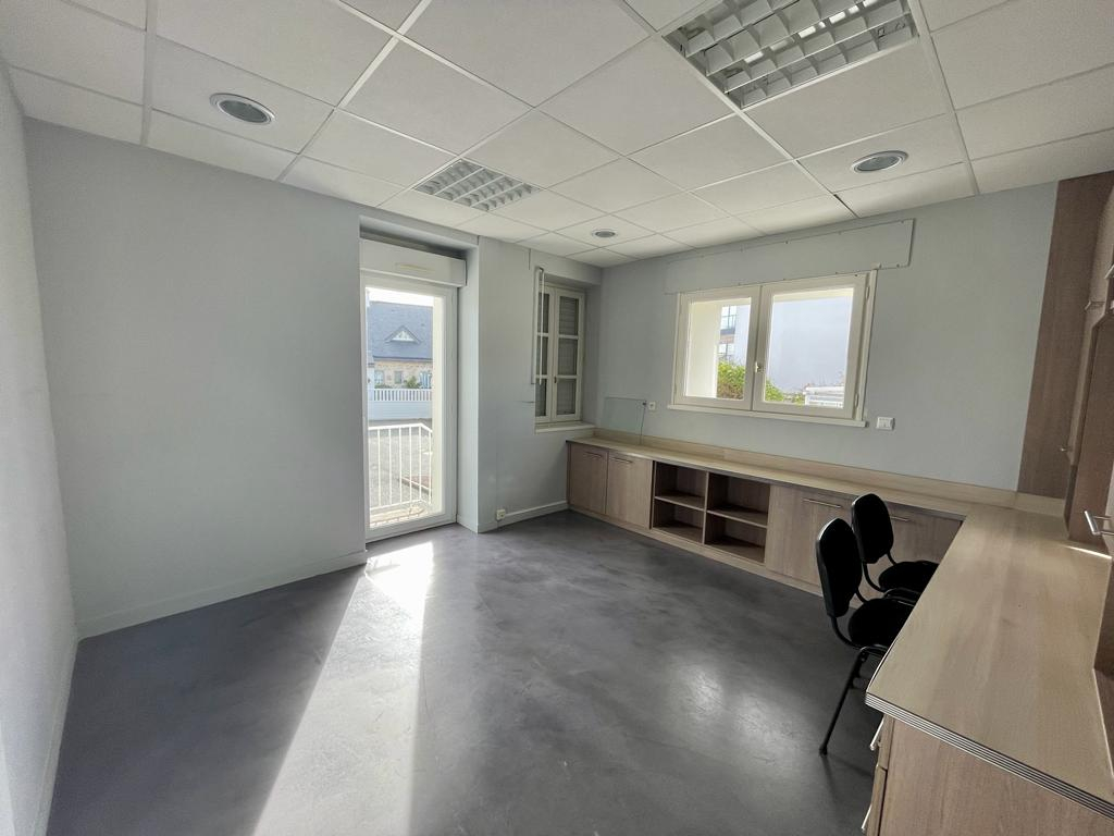 Photo LOCAL COMMERCIAL - BUREAUX - MAISON - CENTRE VILLE image 2/6