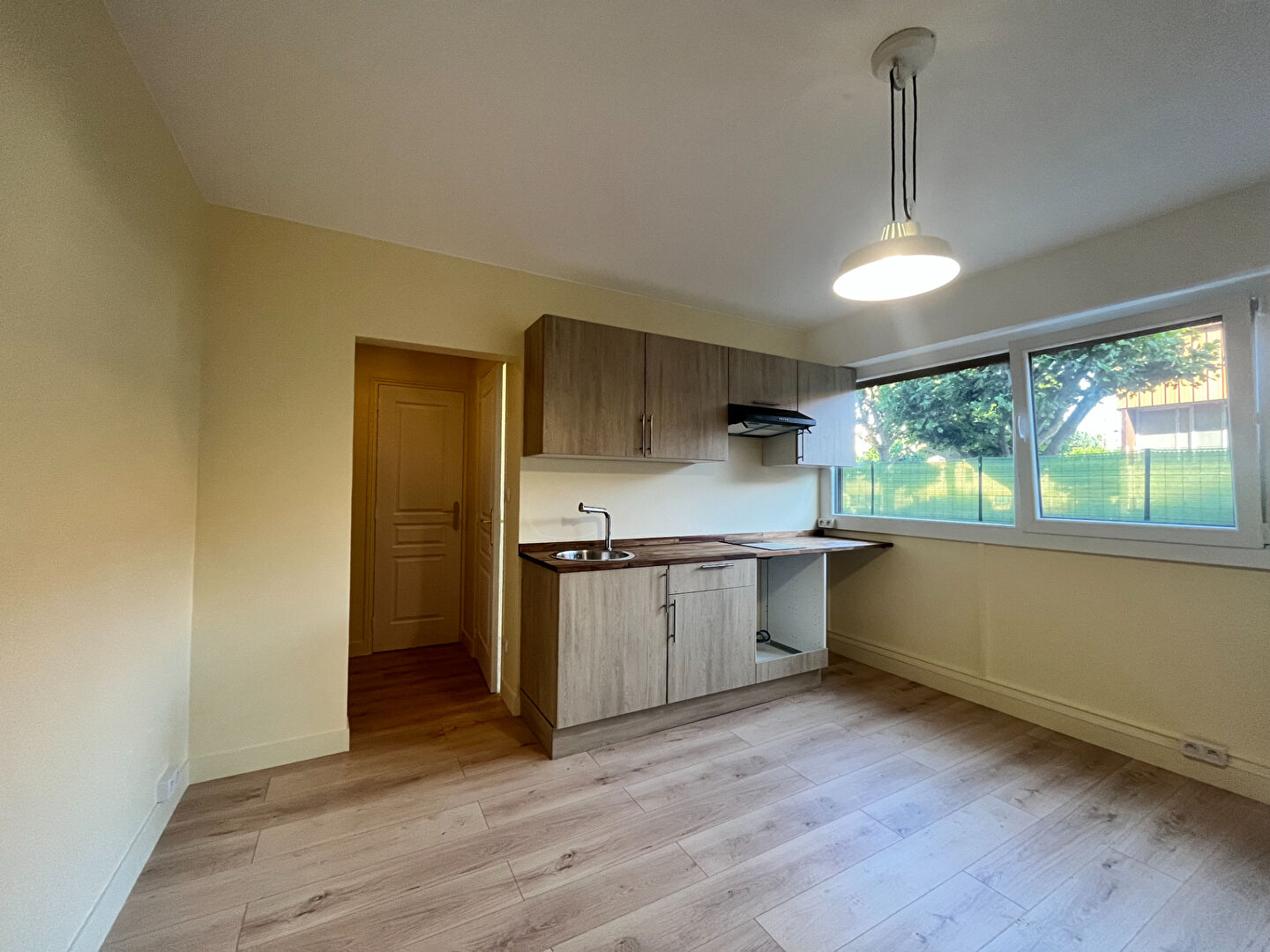 APPARTEMENT T2 À GRATTE-CIEL VILLEURBANNE