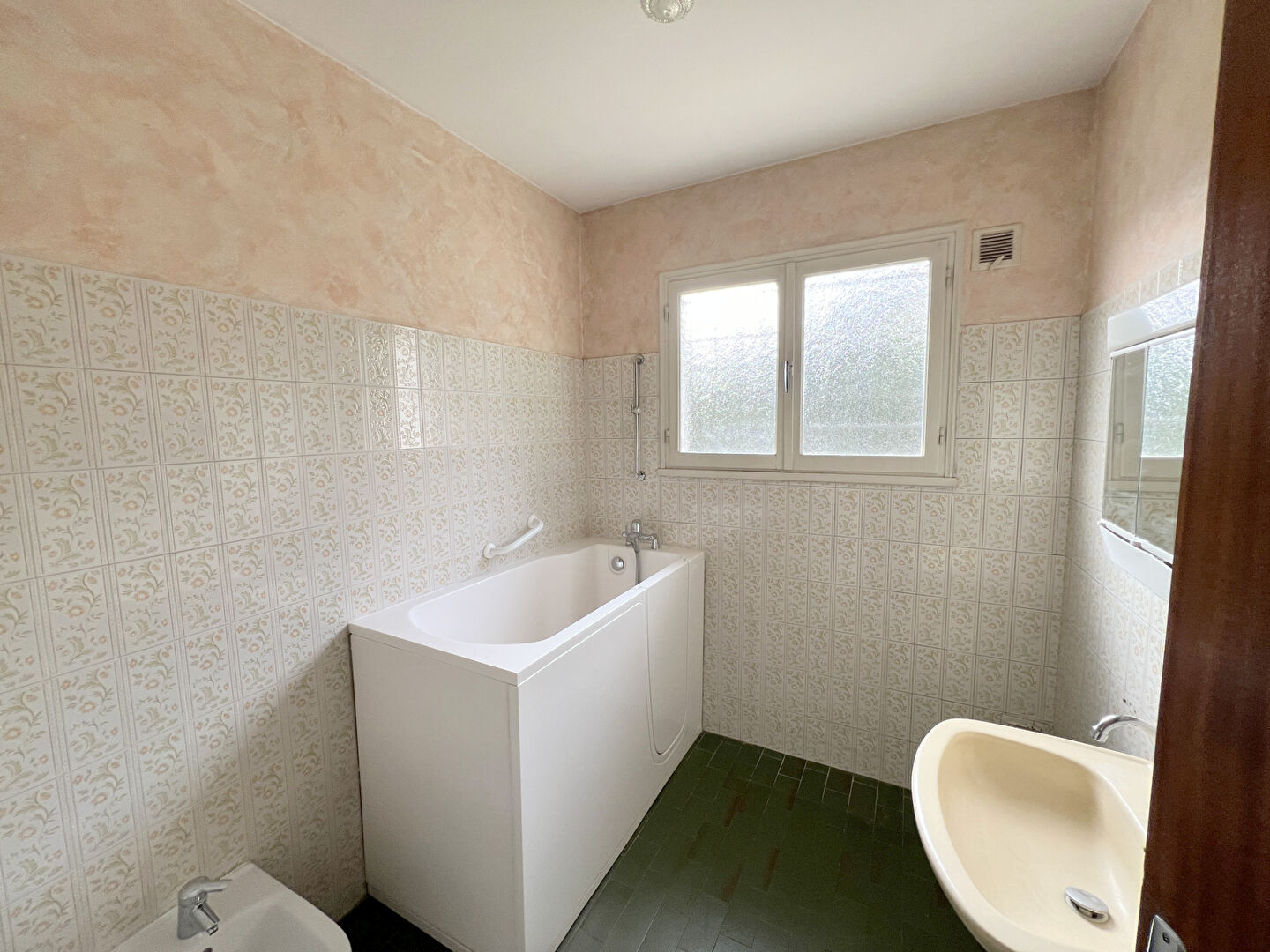 Photo Maison à Vaulx la soie 7 pièce(s) 77 m2  terrain 550 m² image 4/6