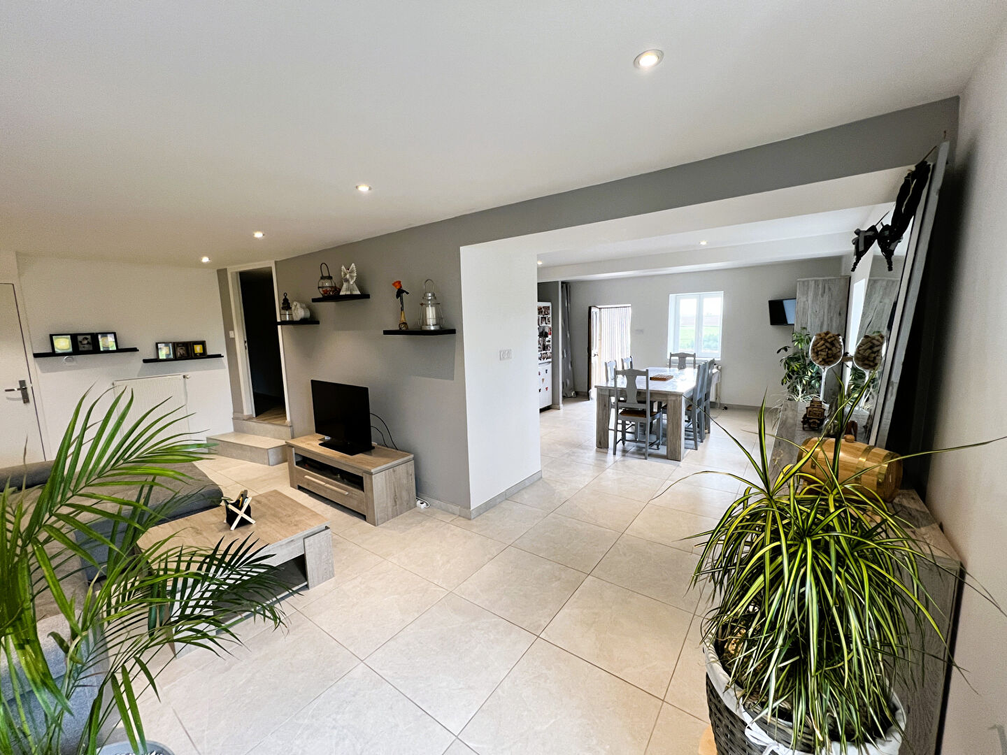 Élégante Maison de 120m² à Vindry-sur-Turdine avec Superbe Terrain de 2400m² -Sérénité et Espaces Verts Garanties