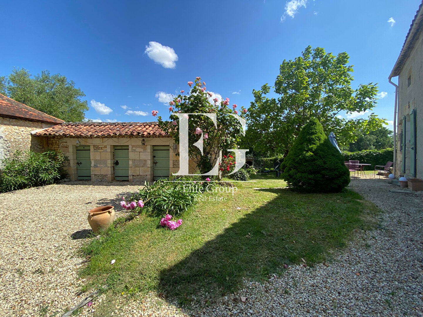 Photo MAISON A VENDRE SUR LE SECTEUR DE VAUX LAVALETTE - 135 M² - 5 PIECES image 3/6