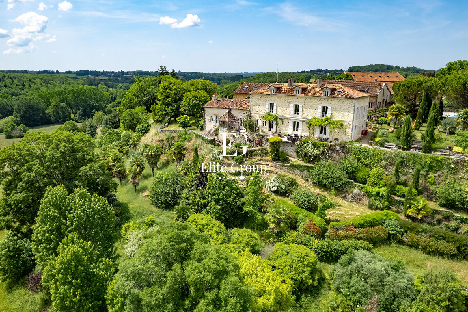 A VENDRE PROPRIETE EXCEPTIONNELLE DANS LE PERIGORD VERT