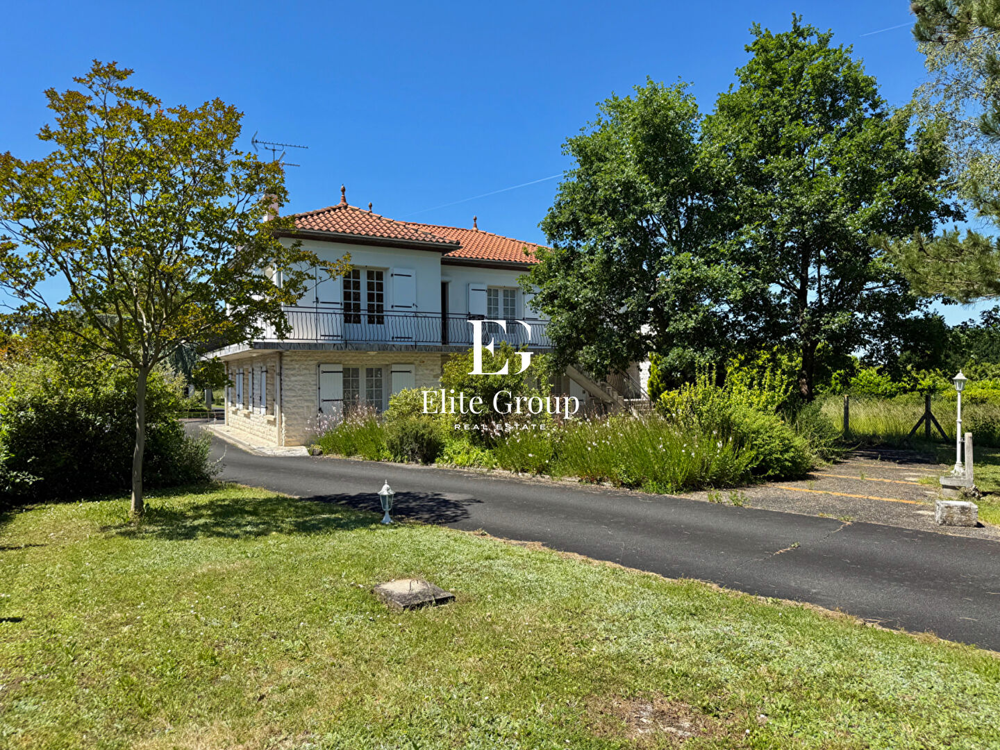 A VENDRE MAISON ANNEE 70 - ST SEVER DE SAINTONGE - 183 m2