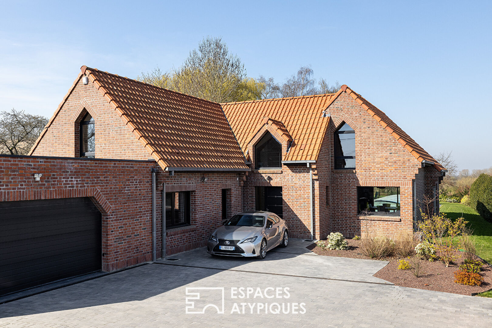 Maison d'architecte contemporaine avec piscine et jardin