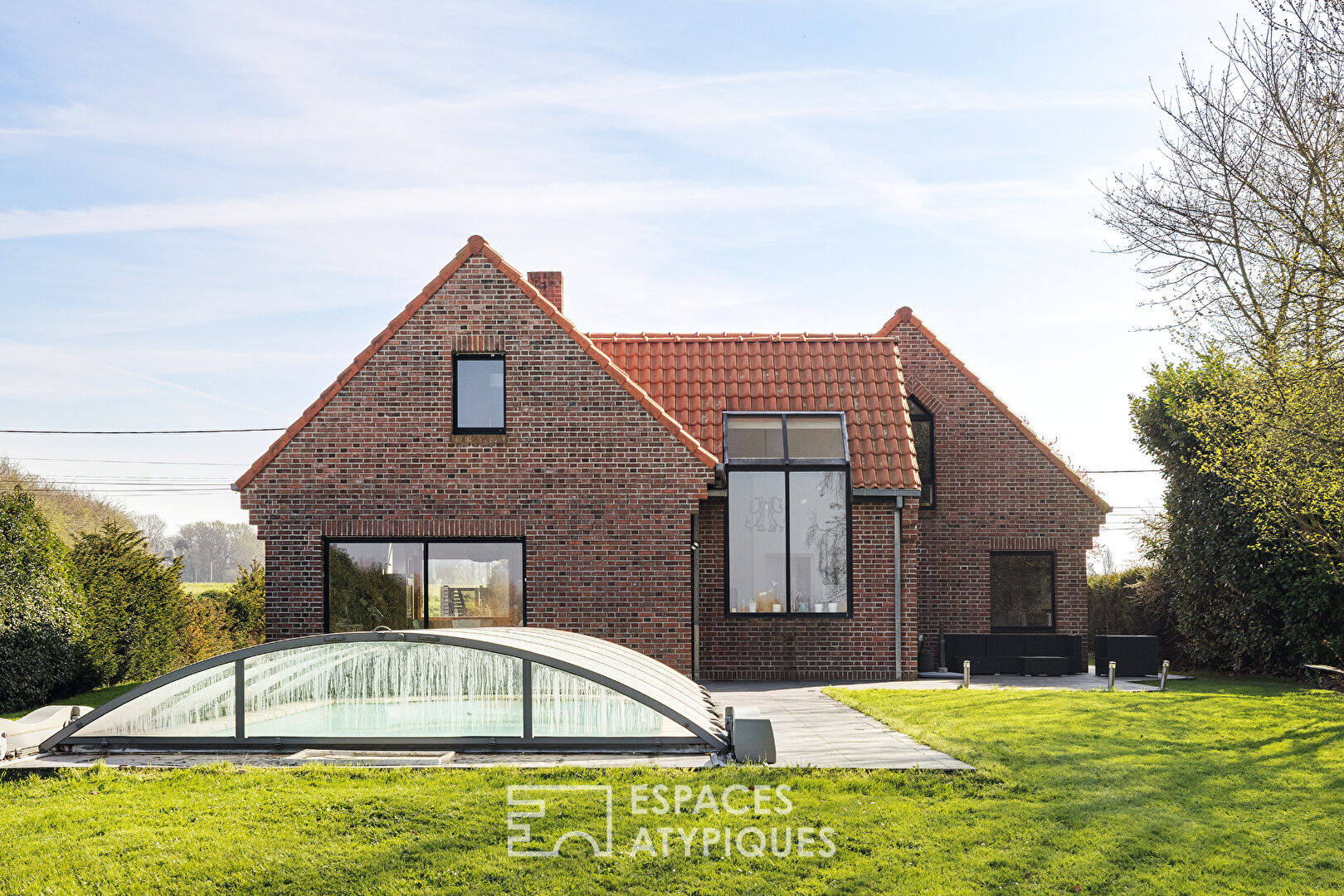Maison d'architecte contemporaine avec piscine et jardin