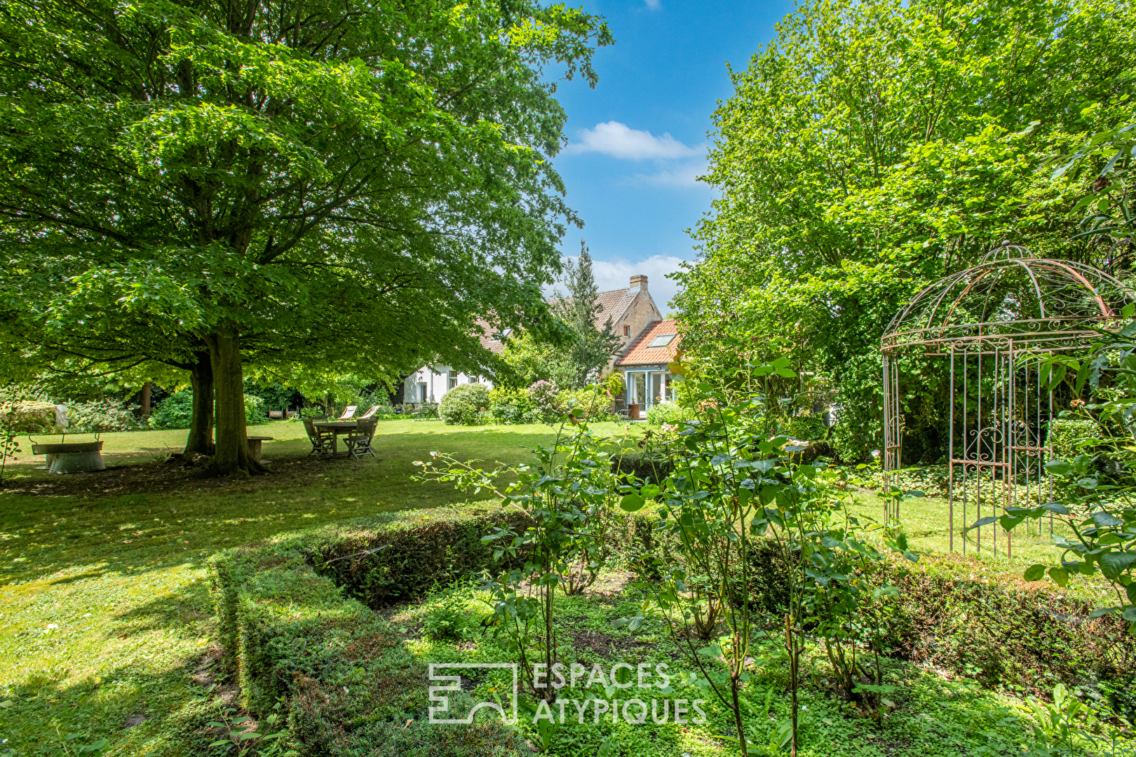 Maison de famille dans son refuge de verdure avec piscine