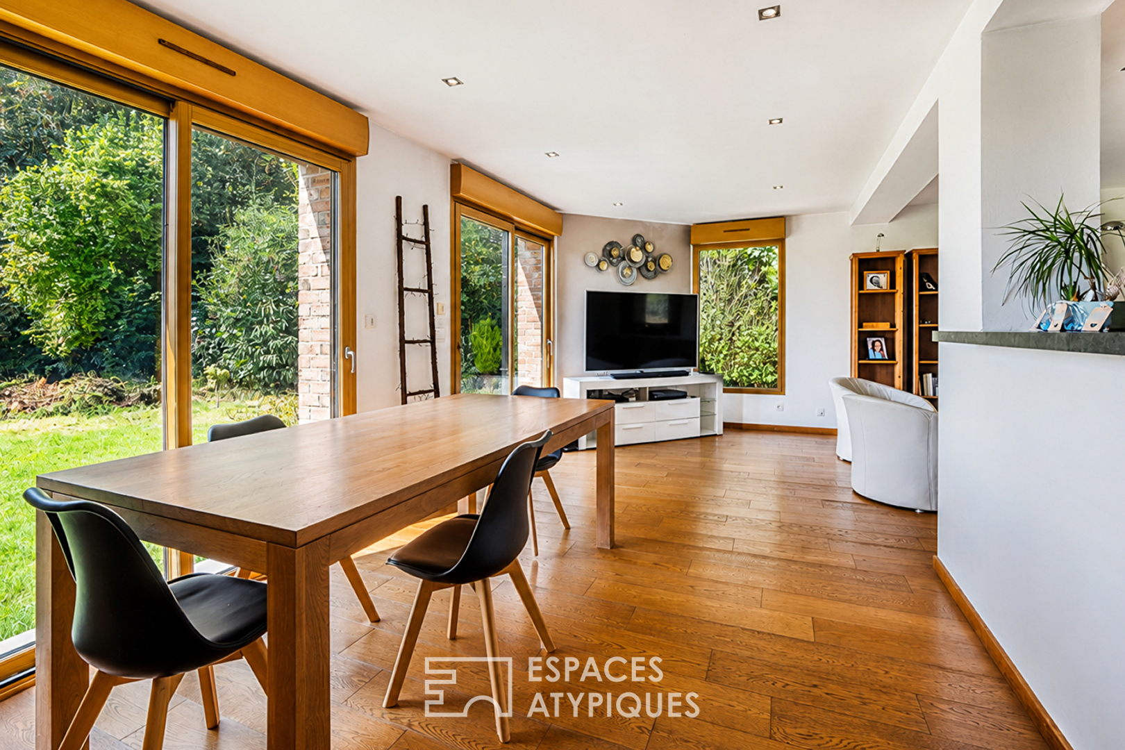 Maison d'architecte dissimulée dans son écrin de verdure