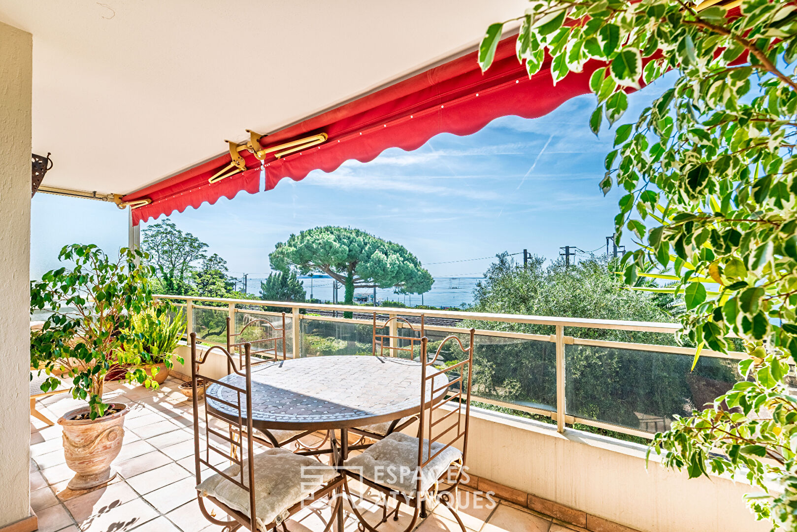 Grand T3 avec terrasse vue mer, box fermé et parking