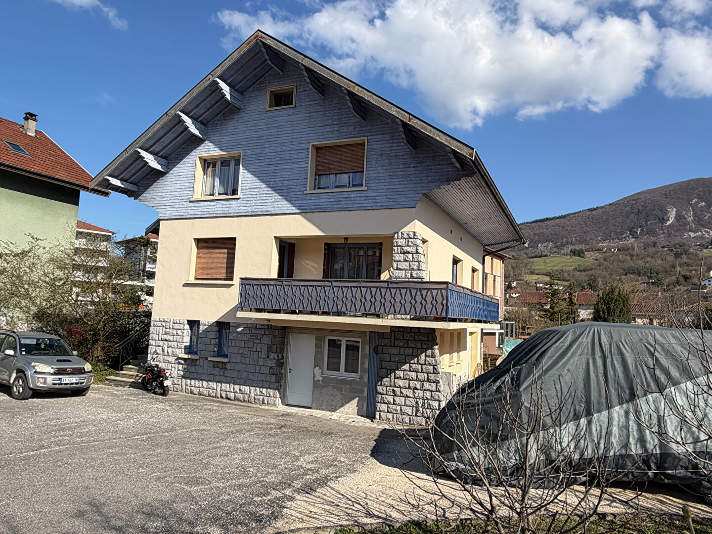 Maison indépendante comprenant 3 appartements et une dépendance