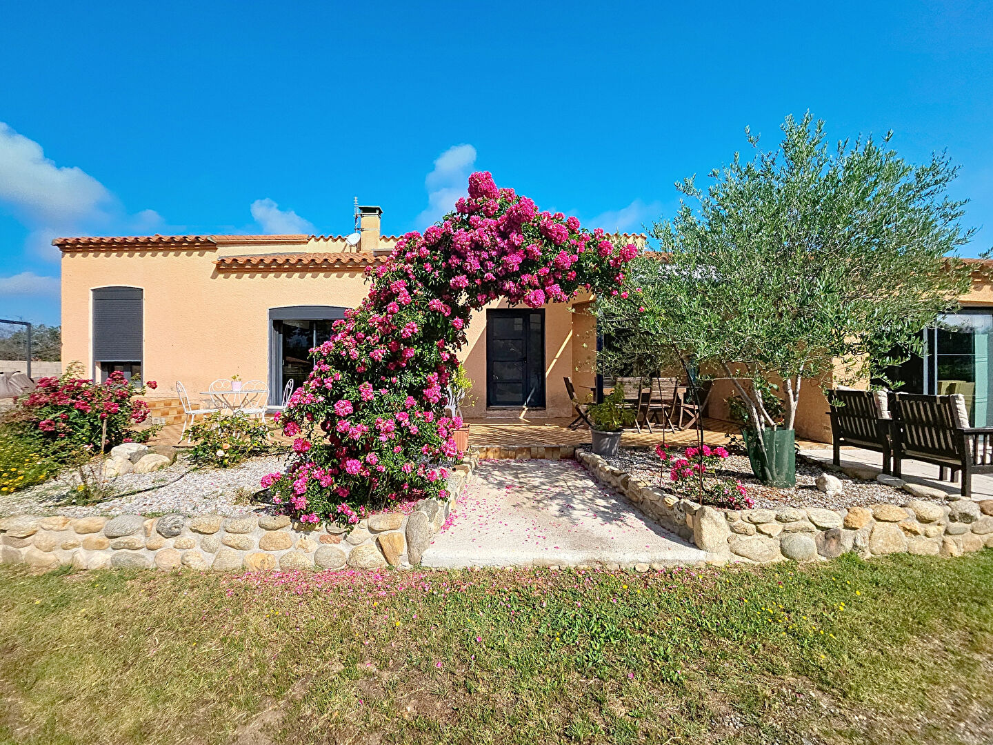 Photo Villa 4 faces de plain-pied, 5 pièces avec piscine, sur 1500m² de parcelle. image 3/6